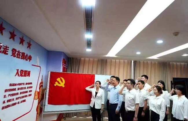 中林集团第一党支部举行“重温入党誓词，党旗下宣誓”活动