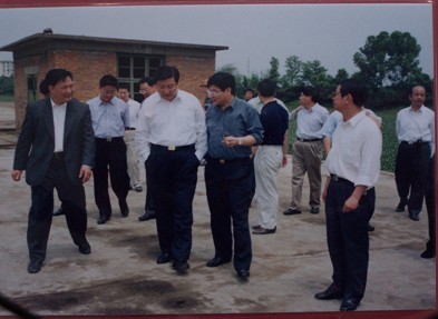 2002.5.8 福建省长习近平(前左2,左1为董事长黄玉亭)来厂视察、指导三期工程建设。